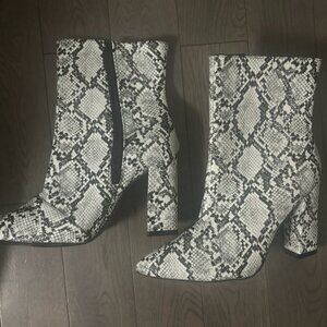 Azmodo Faux Snakeskin Pointy Toe Heeled Boot sz 41